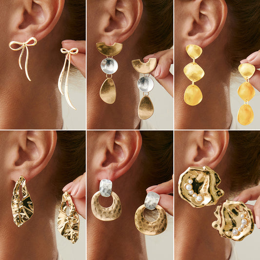 Pendientes de aleación con forma de lazo geométrico, textura martillada y perlas de imitación para mujer