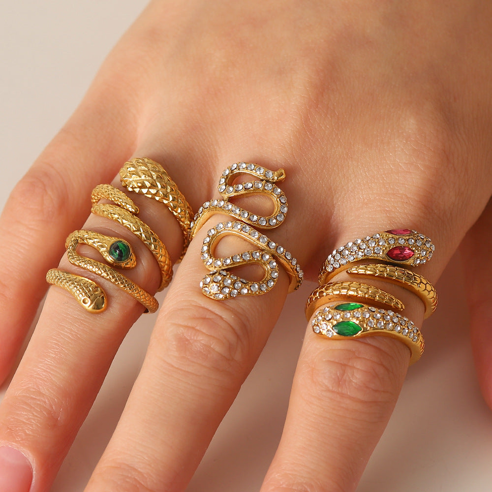 Anello aperto in acciaio al titanio a forma di serpente in stile vintage con intarsio di strass da donna