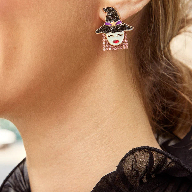 Elegantes aretes de calavera de Halloween con detalles de diamantes de imitación en aleación de zinc, con motivos de brujas, calabazas y murciélagos.