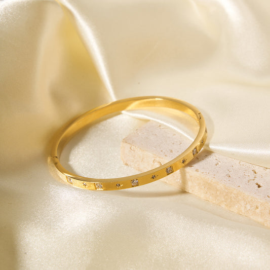 Bracciale da donna in acciaio al titanio stile INS con placcatura in oro 18 carati e intarsio di zirconi, gioielli di moda a forma di anello geometrico