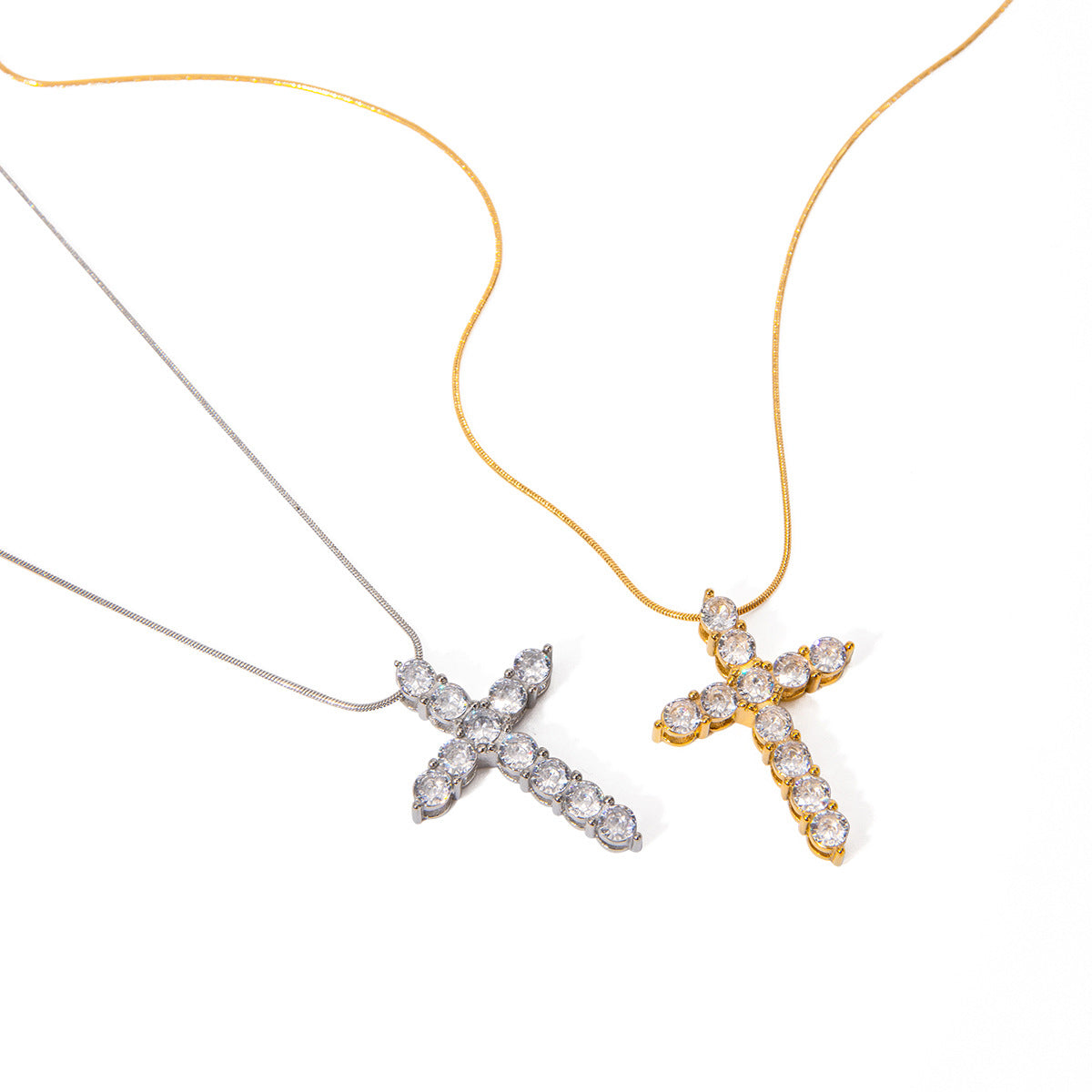 Collana Unisex alla Moda con Ciondolo a Croce in Acciaio Inossidabile Placcato Oro 18K con Zircone Bianco Rotondo e Catena Snake