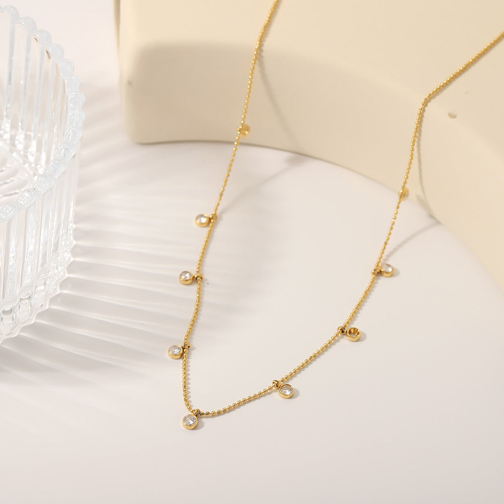 Collana a Sfera Minimalista Geometrica in Zirconia Bianca in Acciaio al Titanio Placcato Oro 18K per Donna, con Catena alla Clavicola