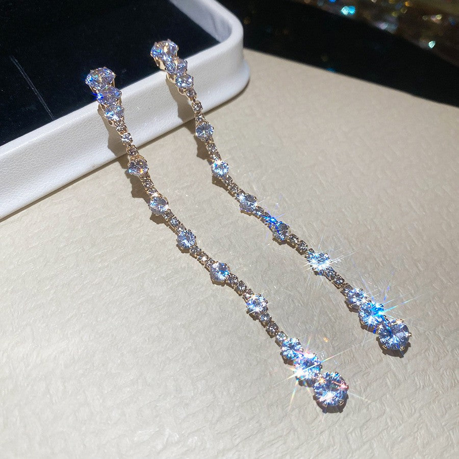 Orecchini a perno minimalisti a stella con perle e accenti di zirconi, su perni in acciaio ipoallergenico