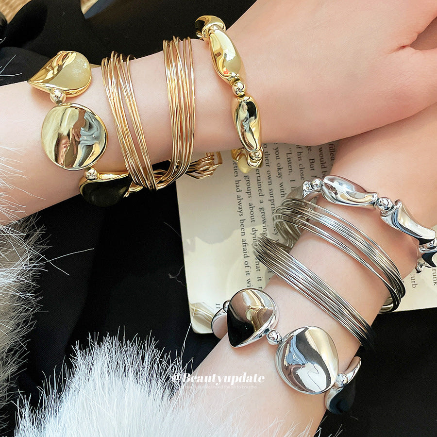Bracciale rigido aperto attorcigliato lucido da donna Accessorio di moda in lega metallica con design geometrico