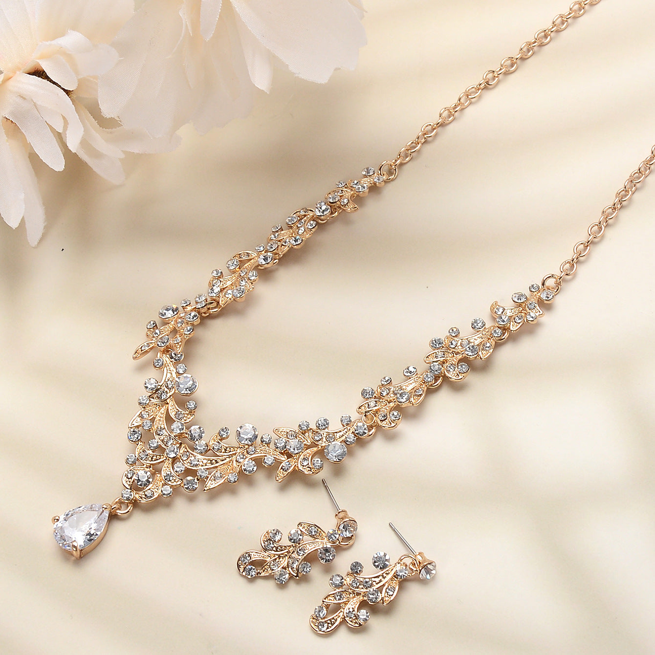 Juego de collar y pendientes de aleación de cadena de serpiente con incrustaciones de pedrería y cristal dulce para mujer
