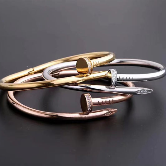 Pulsera chapada en oro de latón con forma de letra de estilo lujoso con incrustaciones de circonitas y cierre de resorte