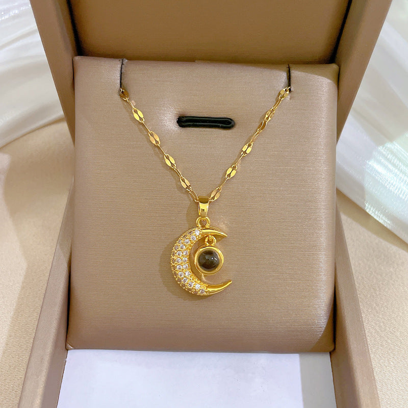 Collana da donna lussuosa e minimalista in acciaio al titanio con luna intarsiata di strass, dolce ciondolo geometrico