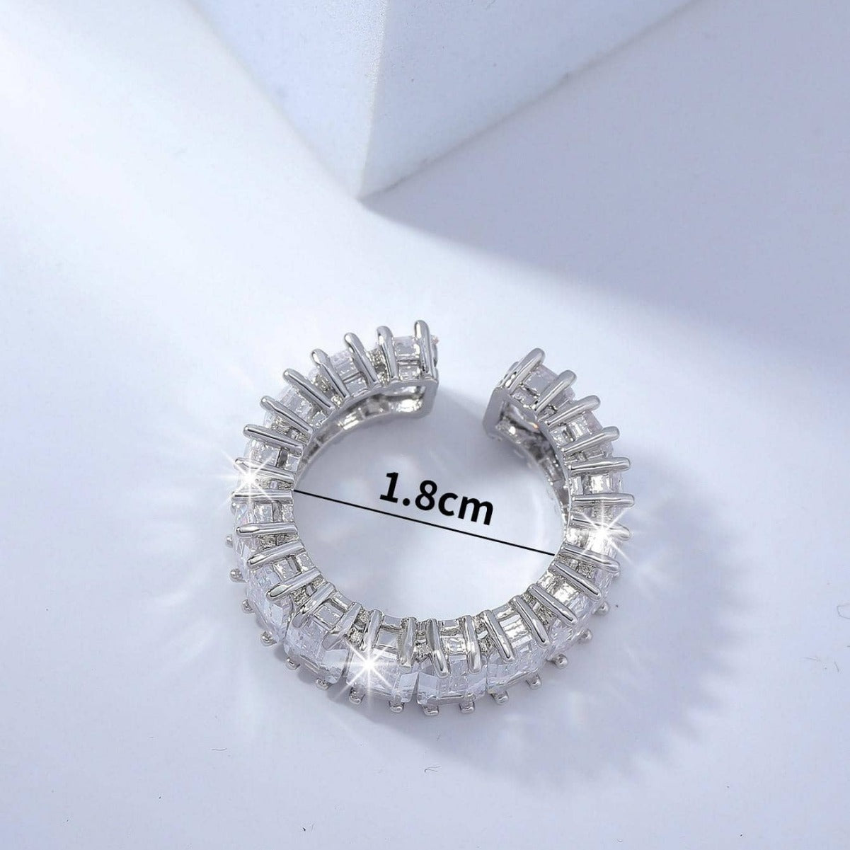 Anello quadrato geometrico minimalista in rame con intarsio di zirconi per donna