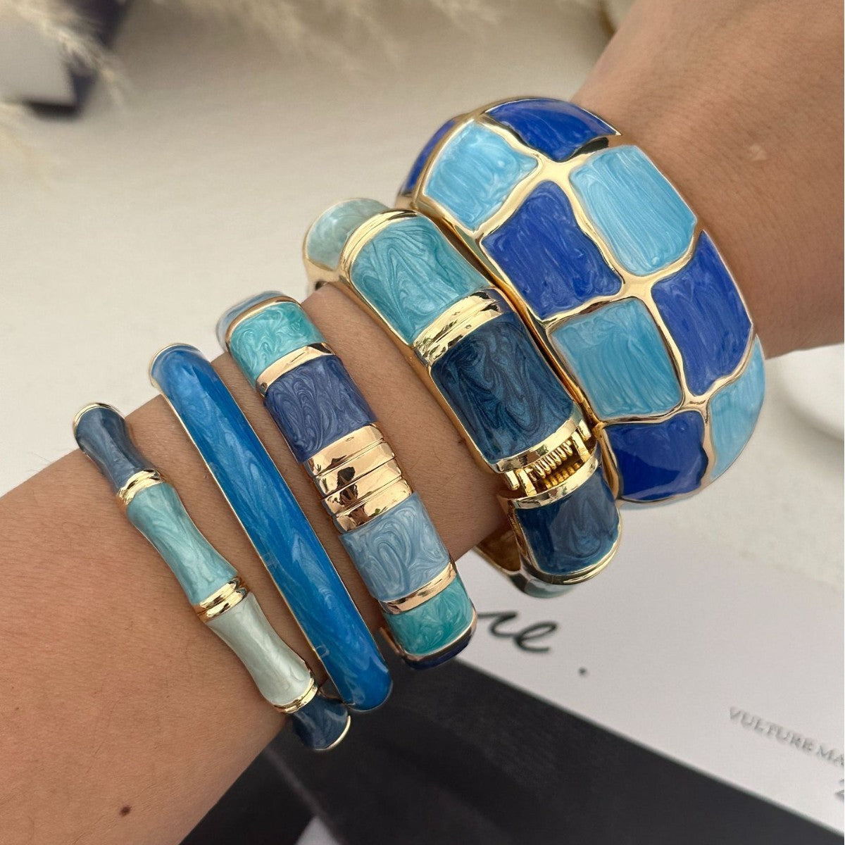 Bracciale rotondo in lega a scacchi geometrici con gocce d'olio colorate