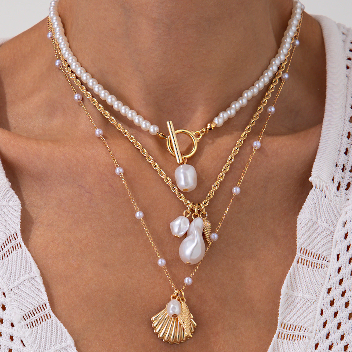 Collana pendente a conchiglia stile Instagram con perle finte e catena intrecciata da donna