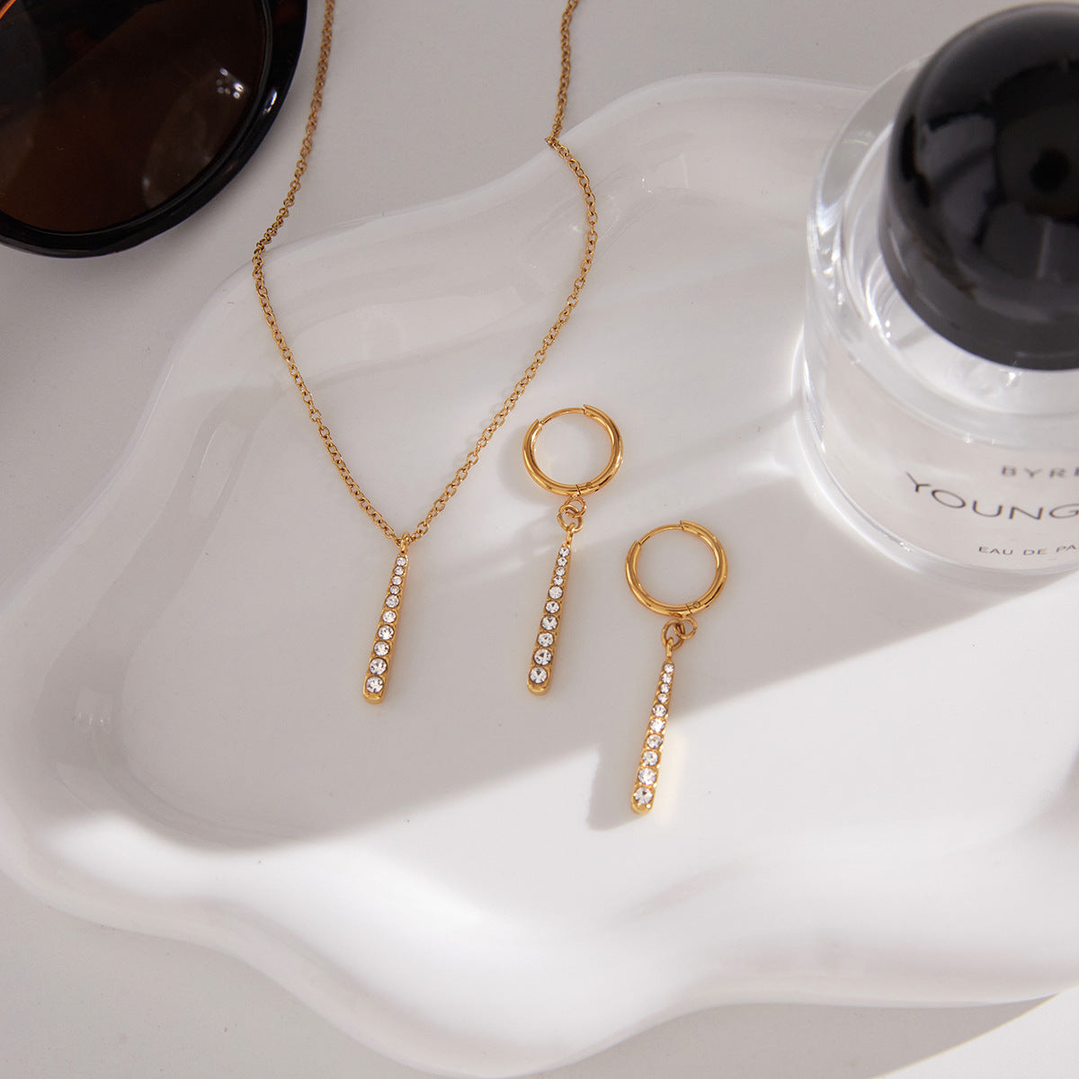 Set di collana con ciondolo a goccia minimalista in acciaio al titanio con intarsio di strass e orecchini in acciaio inossidabile placcato per donna