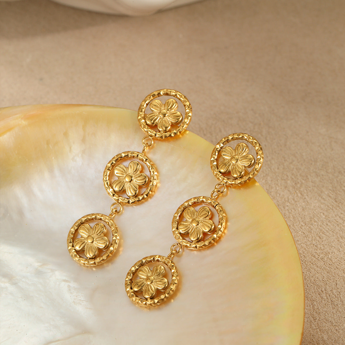Pendientes largos de acero inoxidable con diseño geométrico y flor, chapados en oro de 18 quilates para mujer
