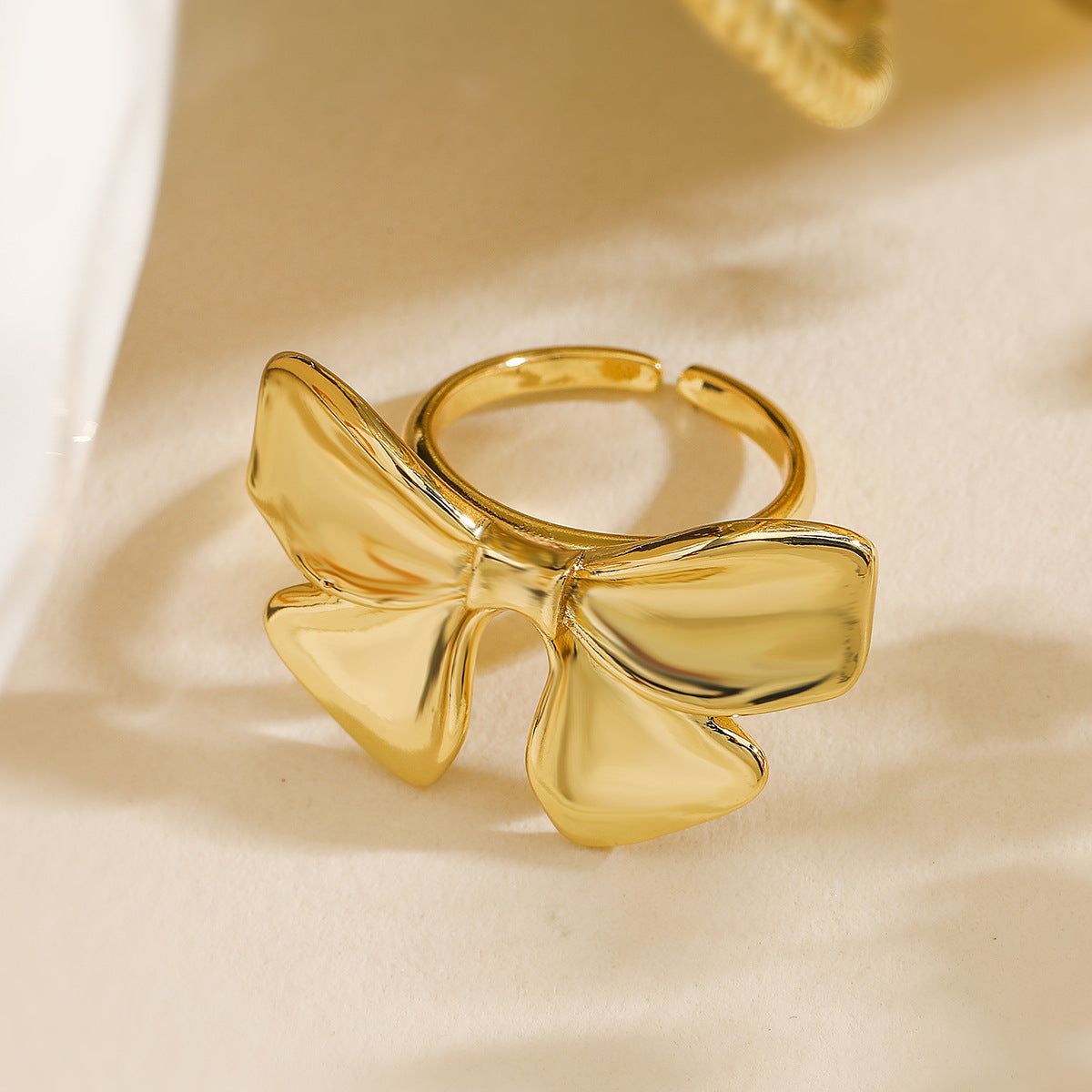 Anello da donna minimalista a forma di fiocco in rame placcato oro 18 carati con intarsio di zirconi