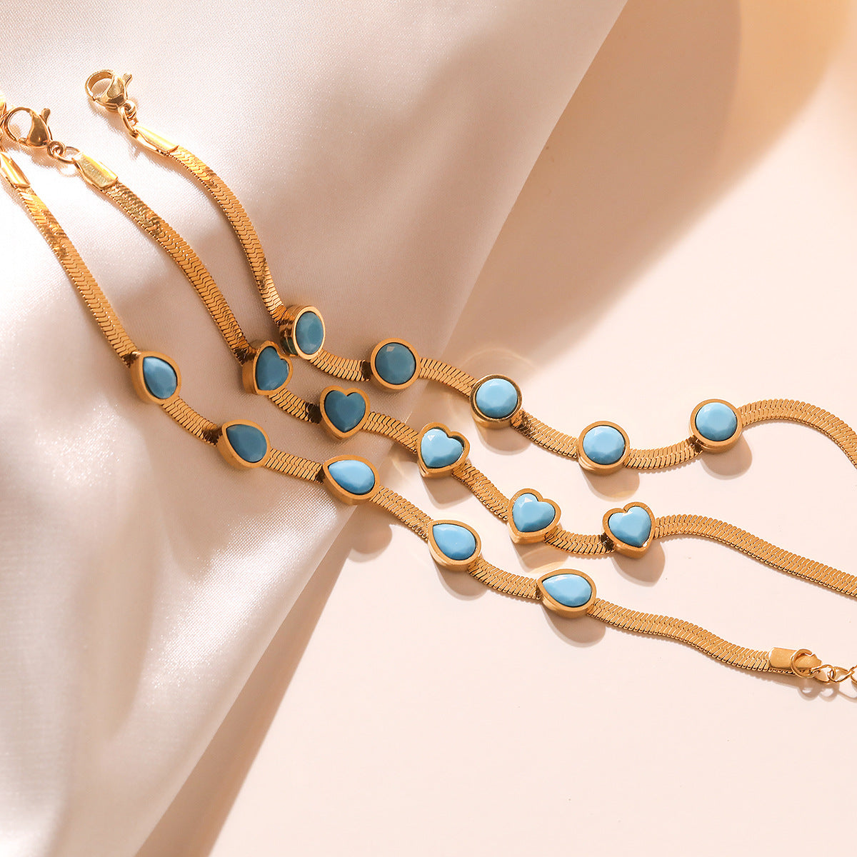 Bracciale da donna in acciaio al titanio, geometrico minimalista, placcato oro e con intarsio in turchese