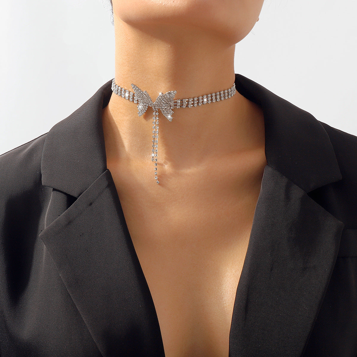 Collana a farfalla scintillante con strass e catena a griffe, design geometrico, acciaio al titanio placcato, girocollo alla moda da donna