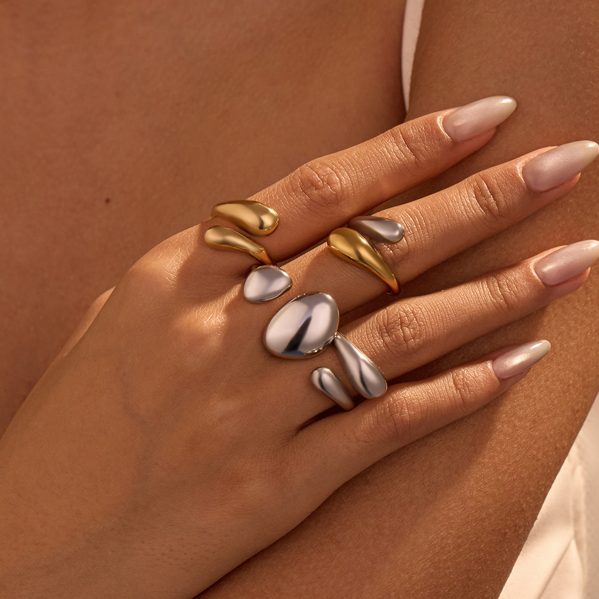 Anillo ajustable de acero inoxidable con forma de gota, diseño geométrico minimalista calado y acabado chapado para mujer