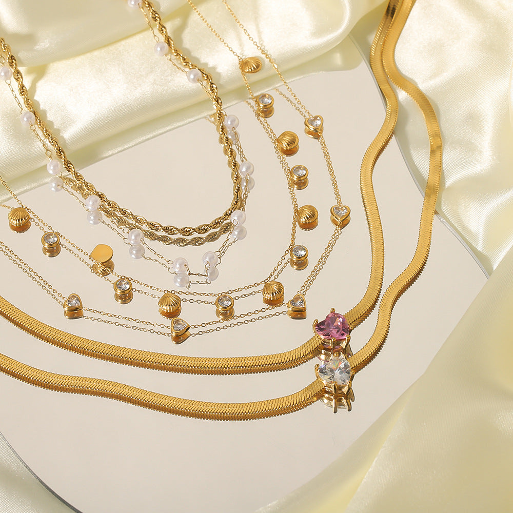 Collana con pendente minimalista Luna e Sole con accenti di perle e conchiglie, intarsio di zirconi su acciaio inossidabile, catena a serpente da donna