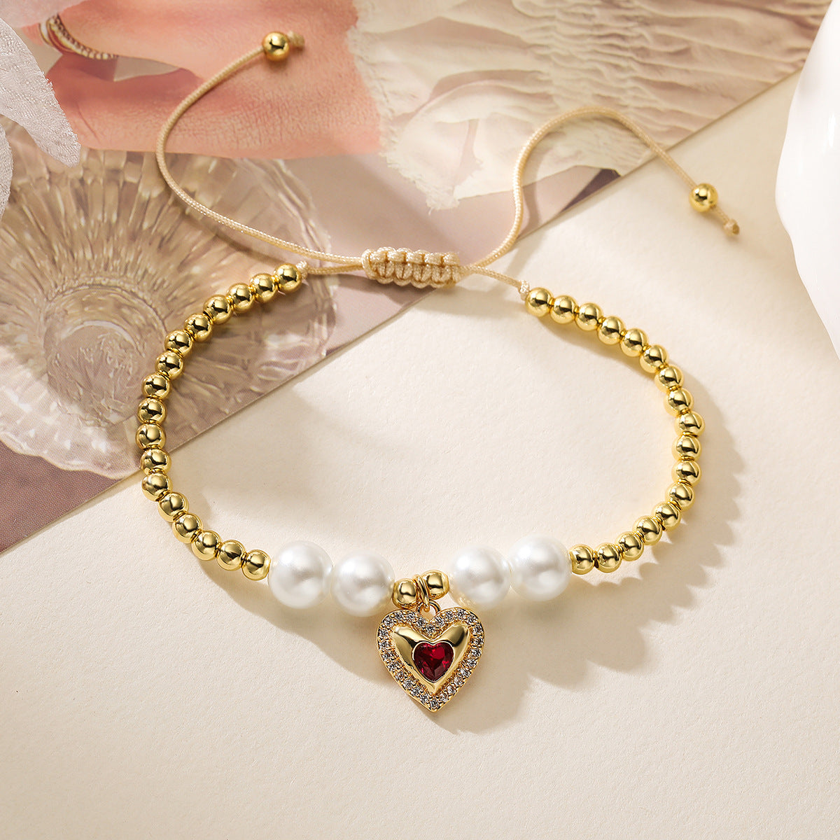 Elegante Bracciale in Rame a Cuore con Placcatura in Oro 18K e Dettagli in Zircone per Donna