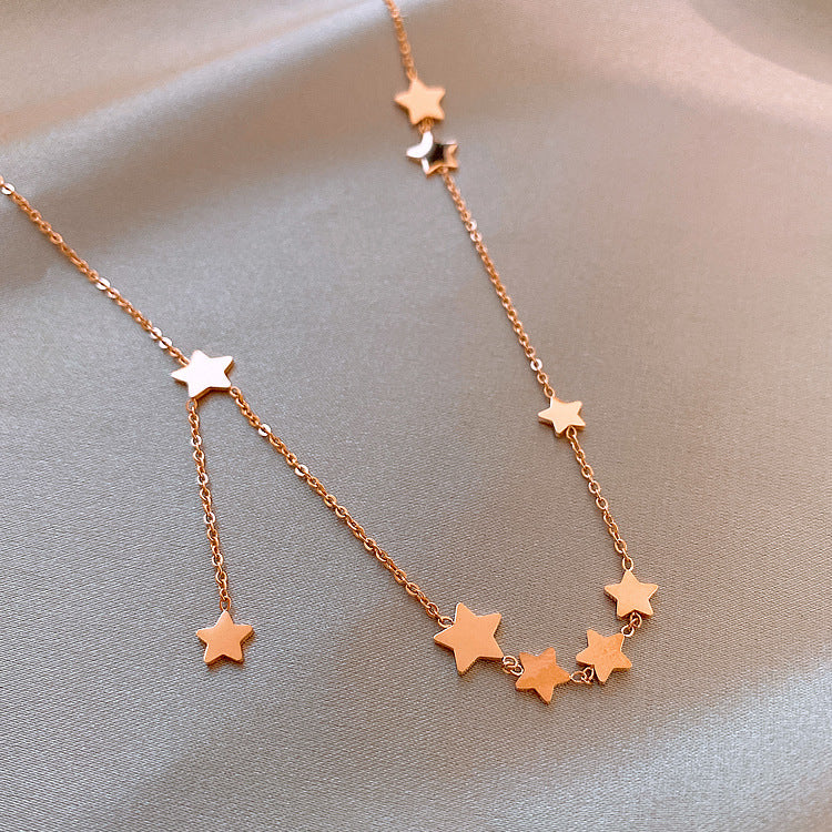 Collana da donna a stella in acciaio al titanio tonalità fredde, minimalista con finitura placcata e catena a croce
