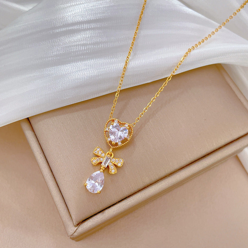 Elegante collar con colgante de mariposa para mujer con incrustaciones de diamantes de imitación en cadena de acero de titanio, cadena de clavícula ligera y delicada