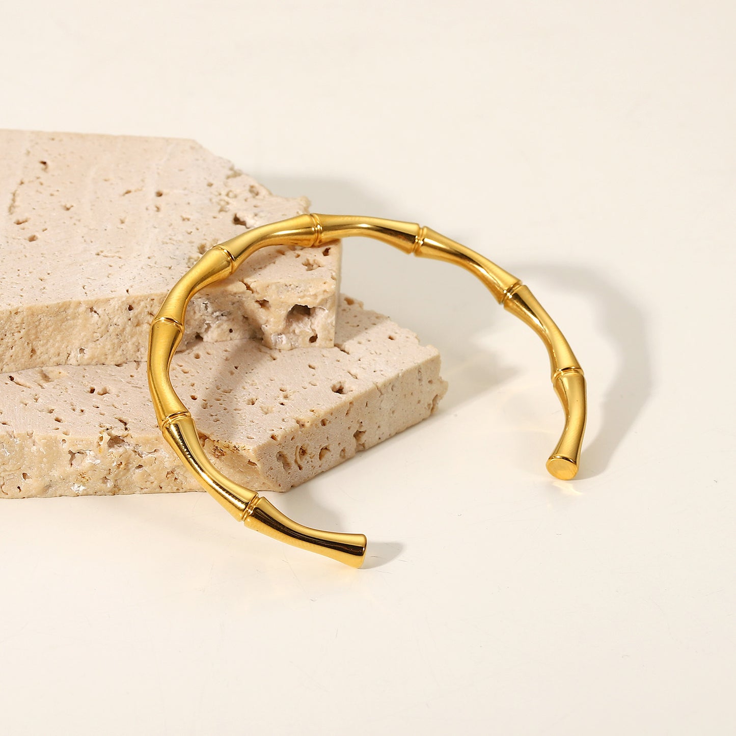 Pulsera de puño estilo dibujo animado con nudos de bambú geométricos para mujer en acero inoxidable con baño de oro de 18K