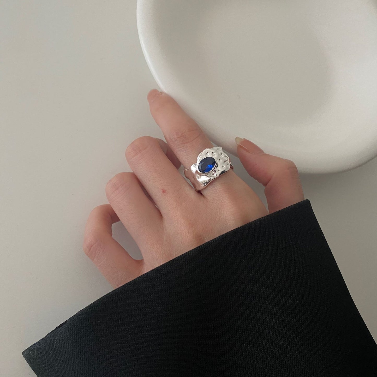Anillo minimalista de plata de ley 925 chapado geométrico con gema azul y textura irregular