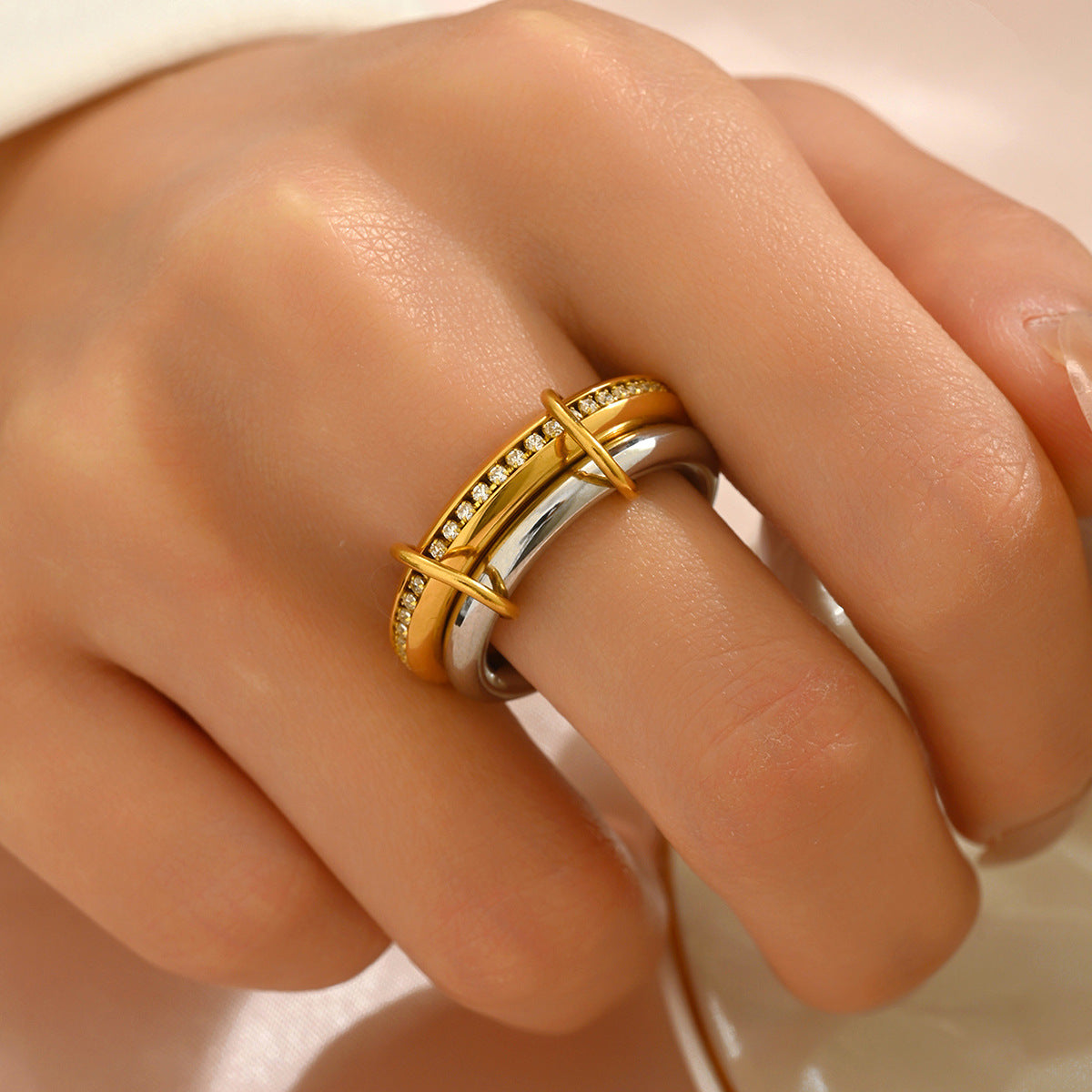Anillo apilable geométrico para mujer hecho de cobre con incrustaciones de circonita, joyería minimalista de moda