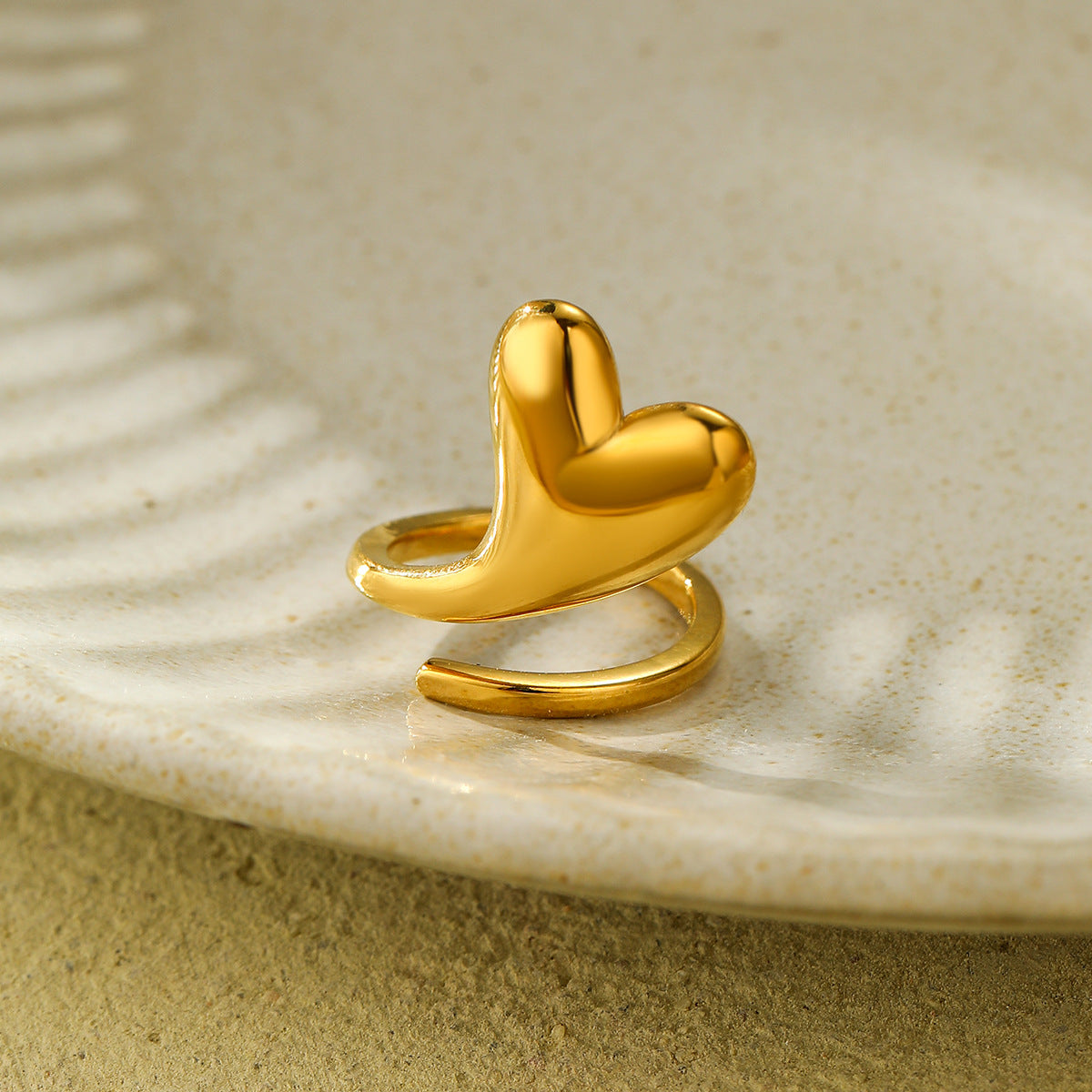 Anello minimalist con cuore in acciaio al titanio placcato oro 18K da donna