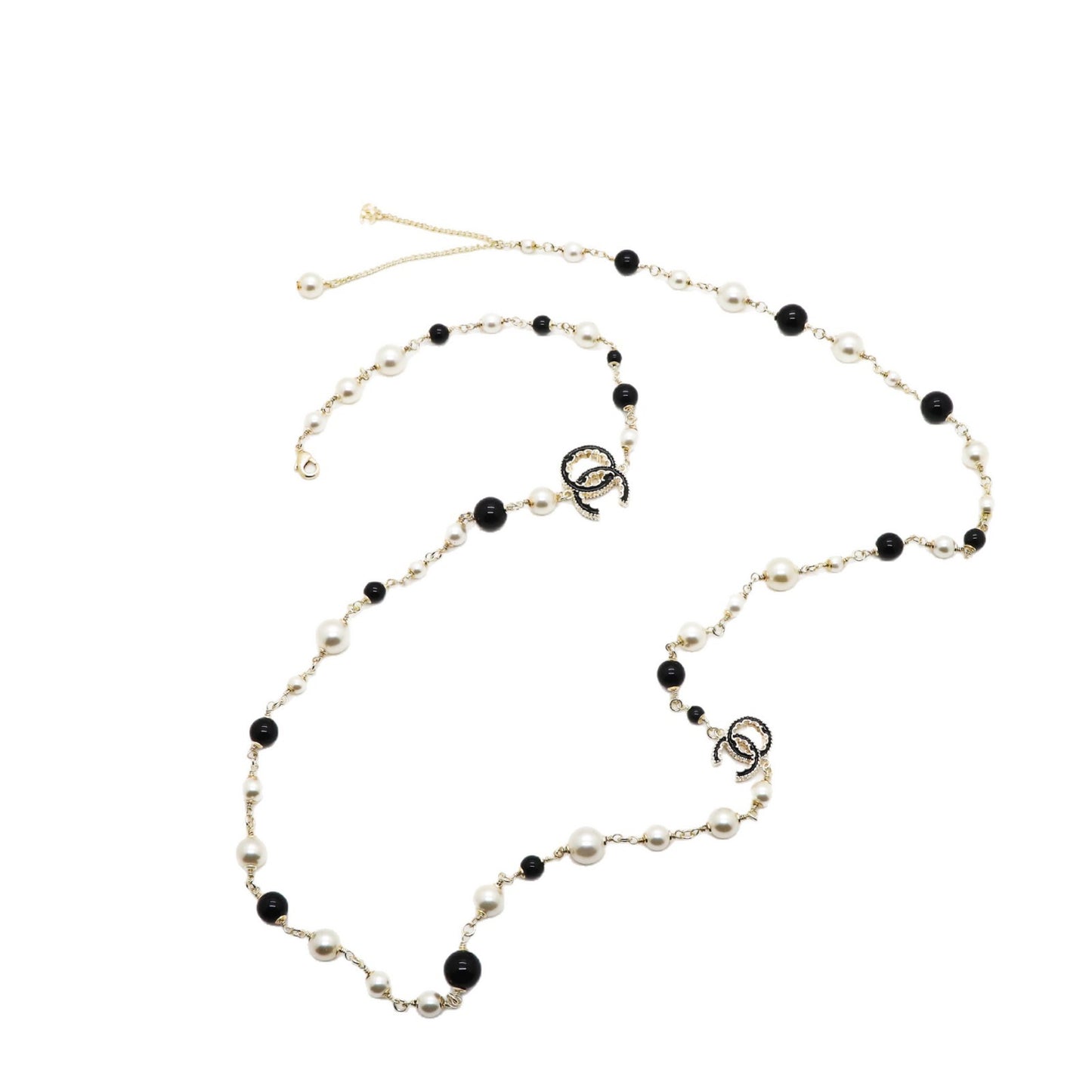 Collana da donna con ciondolo a lettera "C" smaltato vintage, perle bianche e nere, in ottone