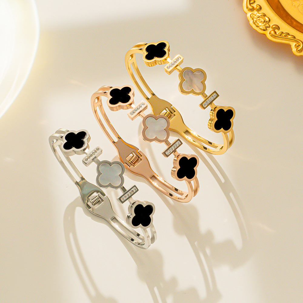 Bracciale da donna in acciaio al titanio placcato oro rosa a forma di trifoglio minimalista