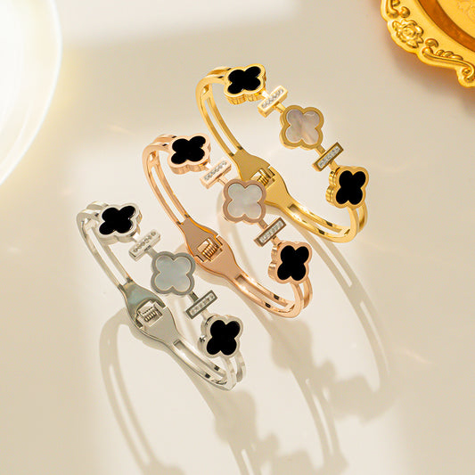 Bracciale da donna in acciaio al titanio placcato oro rosa a forma di trifoglio minimalista