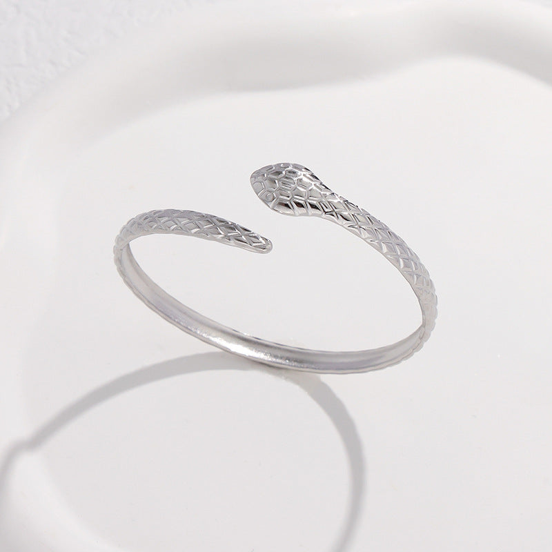 Pulsera ajustable de acero titanio con forma de serpiente para mujer, con acabado chapado, brazalete de metal estilo C a la moda