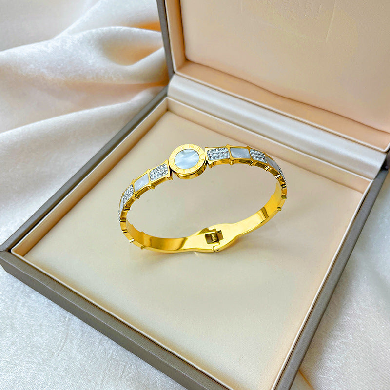 Bracciale minimalista in titanio e acciaio placcato oro rosa con intarsio in strass e design dalla forma irregolare