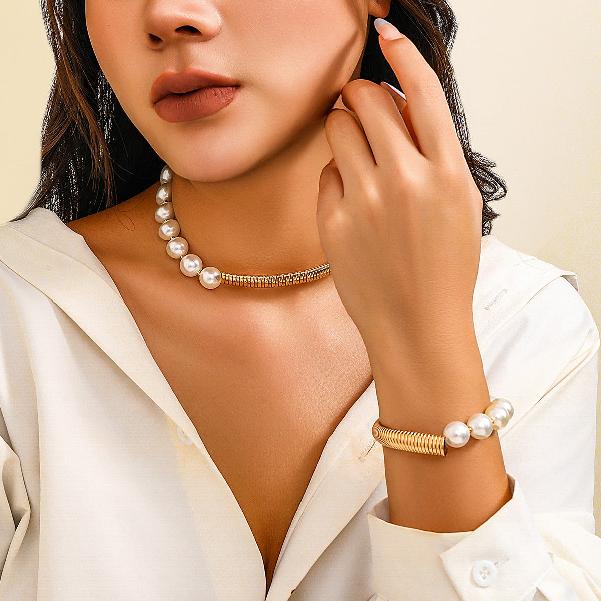 Collana Girocollo Geometrica Dolce e Audace da Donna con Accenti di Perle Imitazione e Finitura Galvanica su Base in Resina Plastica