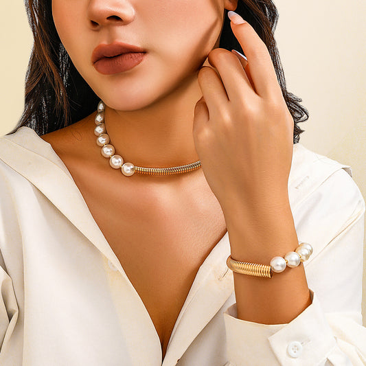 Collana Girocollo Geometrica Dolce e Audace da Donna con Accenti di Perle Imitazione e Finitura Galvanica su Base in Resina Plastica