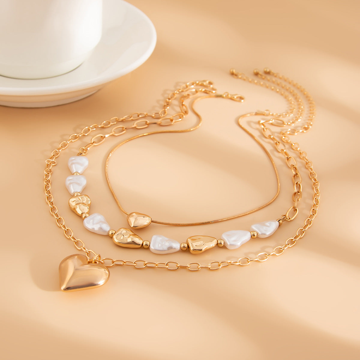 Minimalist Fashion Heart-Shaped Pendant Necklace with Tassel Accents, Plated Copper and Iron Chain, Imitation Pearl Accent, Women's Layered Neckwear