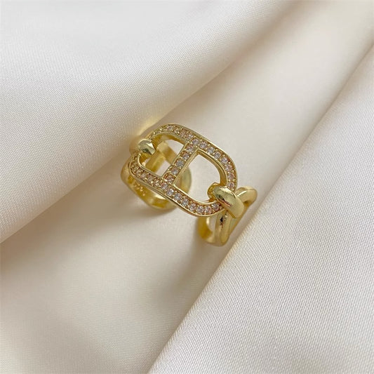 Anello aperto minimalista a forma di naso di maiale in rame con intarsio di strass, galvanizzato per una finitura resistente allo scolorimento