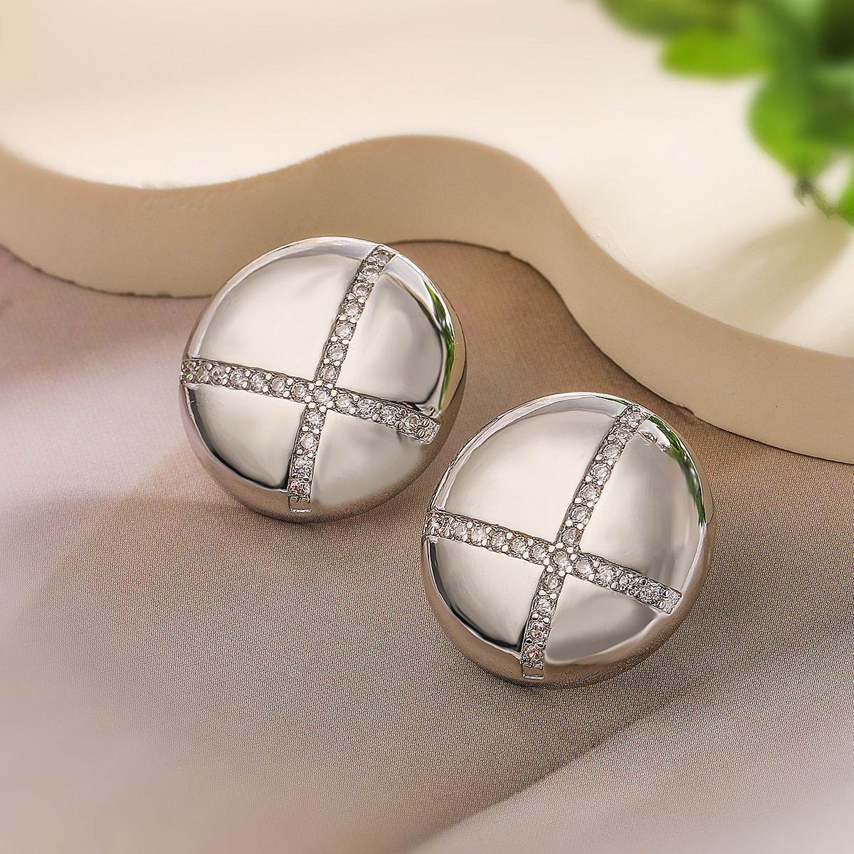 Orecchini a perno geometrici minimalisti da donna con base in rame placcato in oro 18 carati e zirconi micropavé