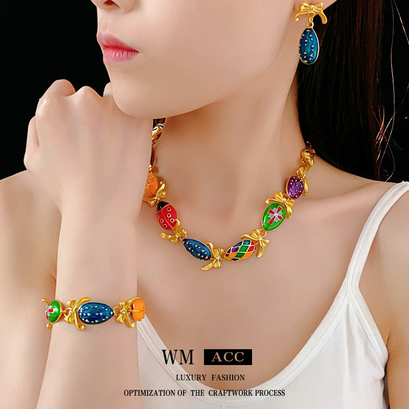 Collana pendente con fiocco floreale vintage in lega con intarsio di strass e finitura smaltata da donna