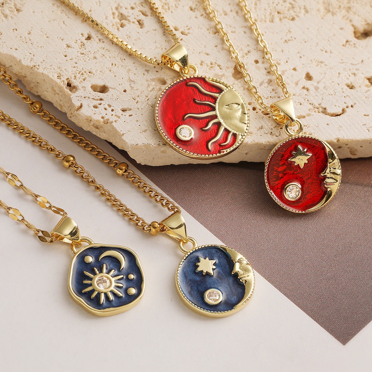 Collar con colgante minimalista geométrico de sol, luna y estrella para mujer con acabado de esmalte y base de cobre