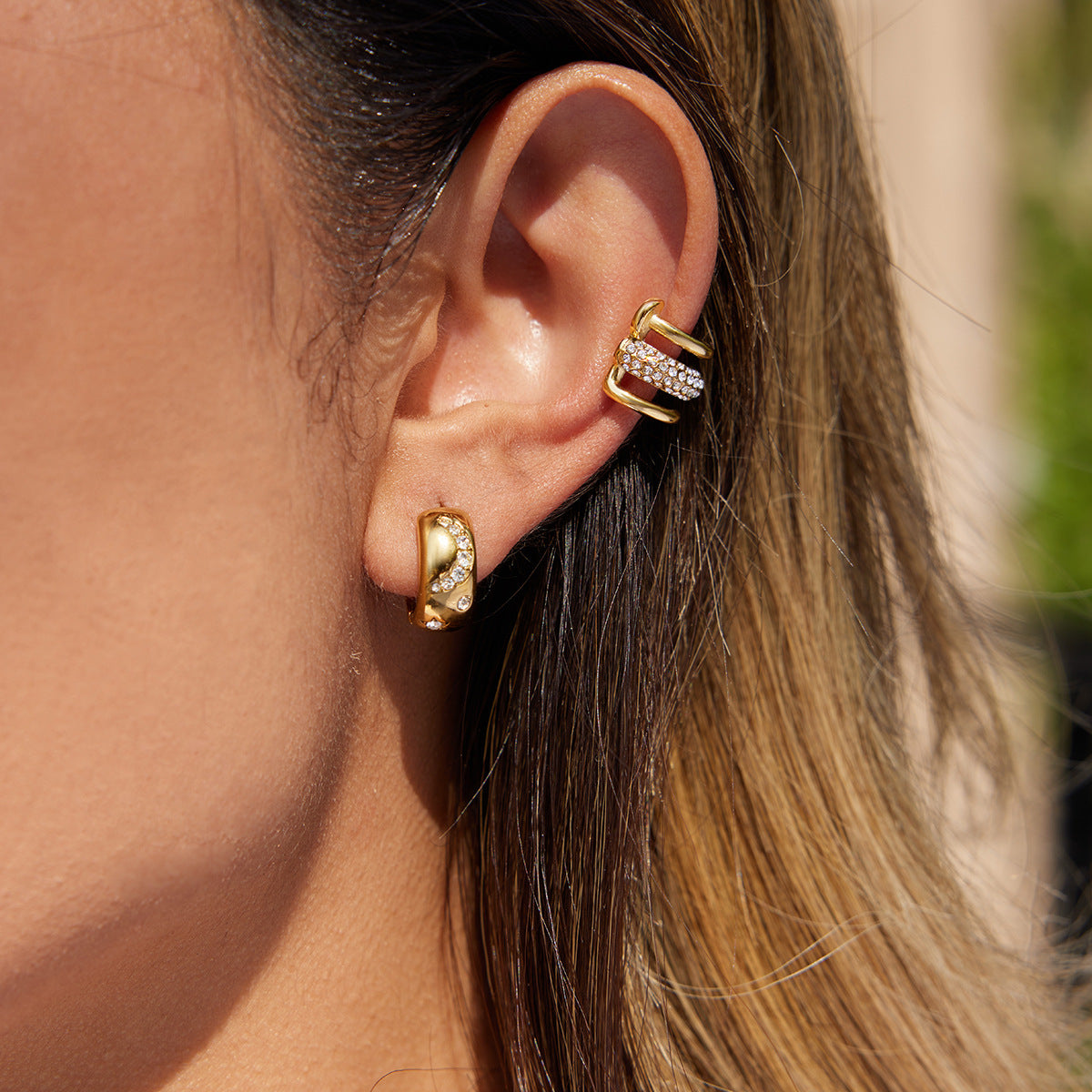 Pendientes de botón geométricos minimalistas de acero inoxidable para mujer con acabado chapado — Clips para el hueso del oído sin perforación para otoño e invierno