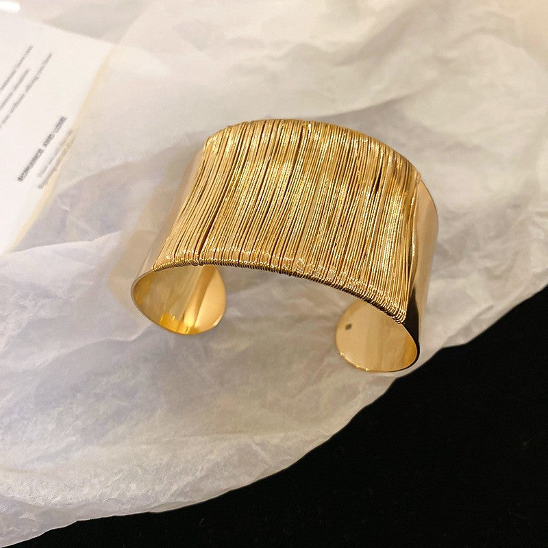 Pulsera Cóncava Irregular Minimalista para Mujer en Aleación de Latón con Acabado Galvánico
