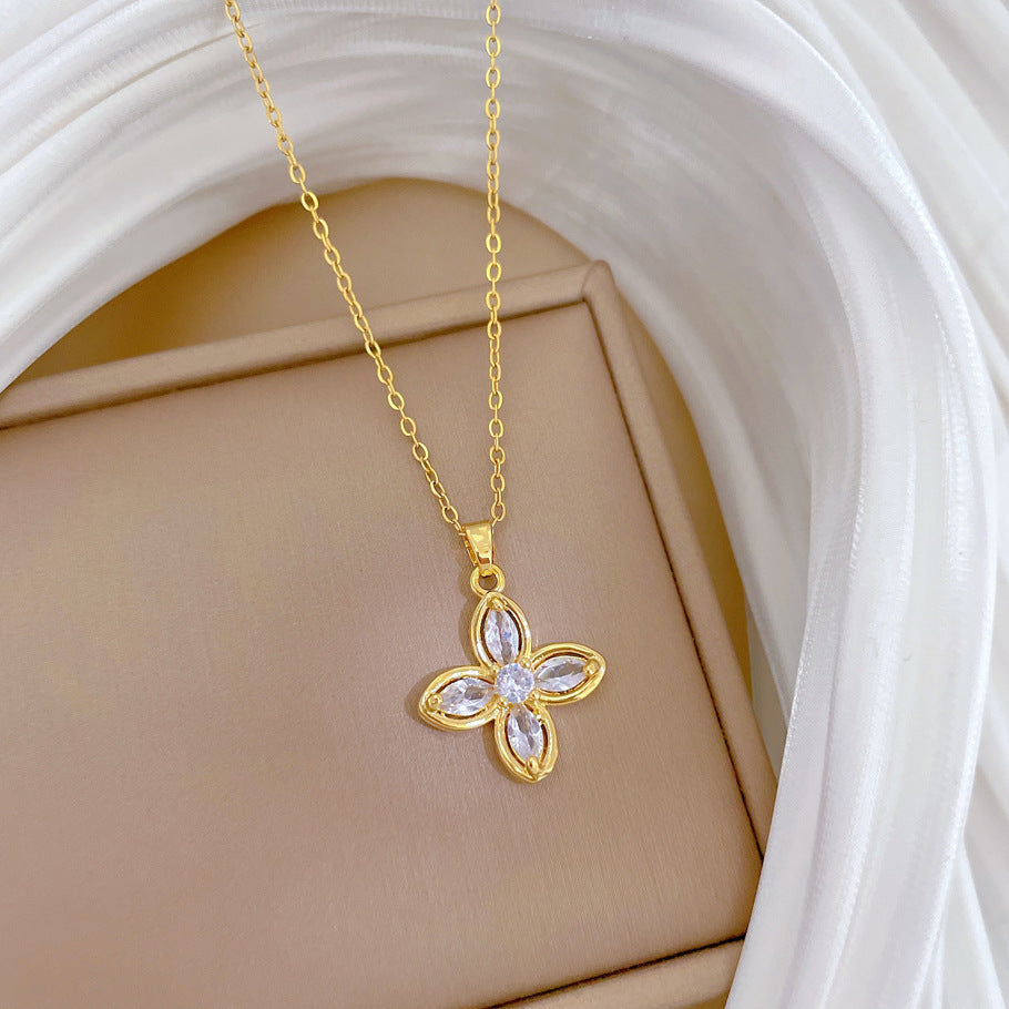Collana con Pendente Quadrifoglio Portafortuna da Donna in Acciaio al Titanio con Intarsi in Strass, Design Geometrico, Delicata Catena alla Clavicole