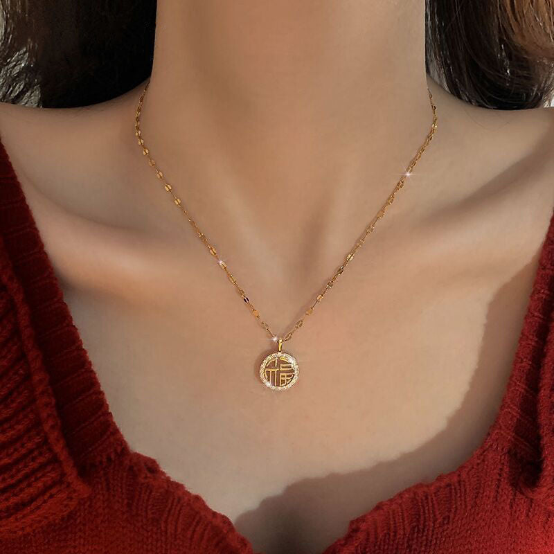 Collana a pendente rotondo in stile cinese con carattere "Fu" in acciaio al titanio con finitura placcata da donna