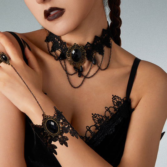 Collana con pendente in cristallo floreale gotico scuro con catena in pizzo da donna