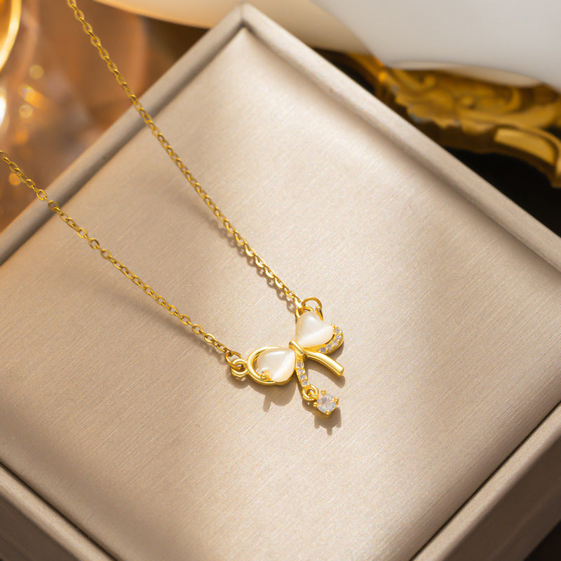 Collana con Pendente Minimalista a Fiocco per Donna con Pietra Occhio di Gatto e Intarsio di Strass in Acciaio al Titanio su Catena a Maglie