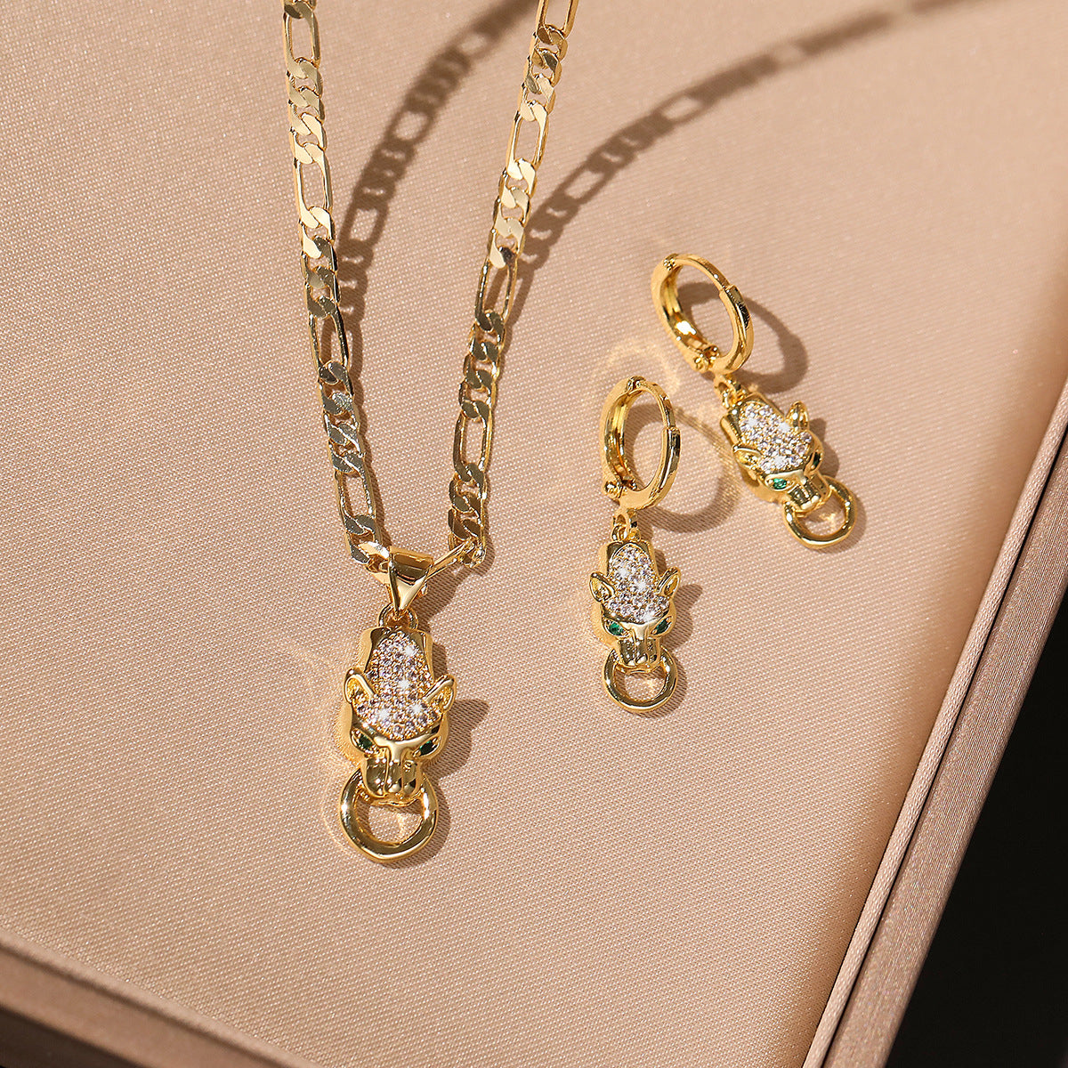 Set di collana con ciondolo e orecchini minimalisti a forma di leopardo da donna in ottone placcato oro con intarsio di zirconi
