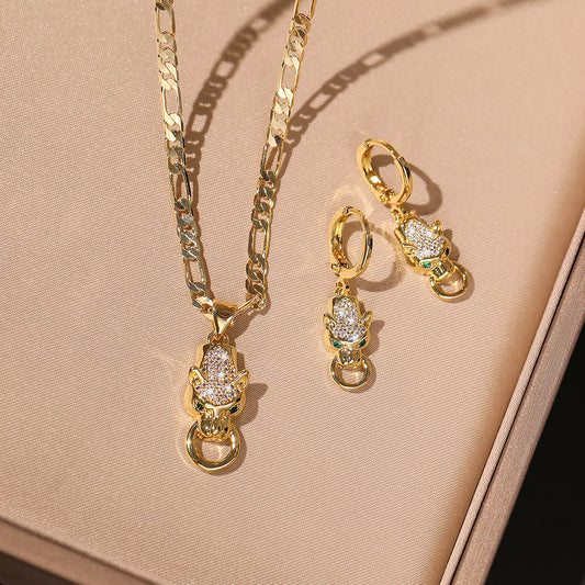 Set di collana con ciondolo e orecchini minimalisti a forma di leopardo da donna in ottone placcato oro con intarsio di zirconi