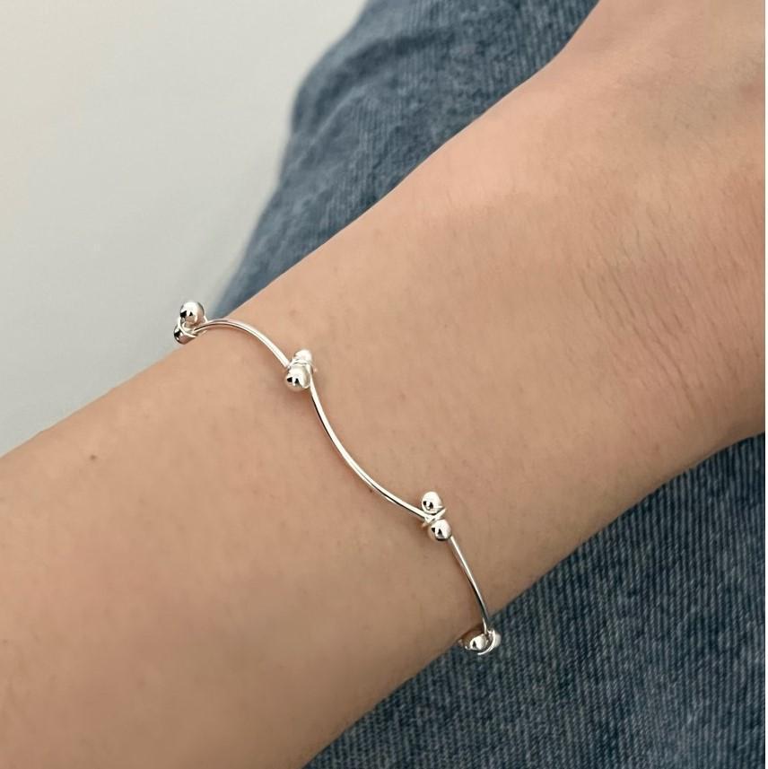 Bracciale Minimalista in Argento Sterling S925 Pieghevole con Dettagli Geometrici a Palline e Lineari per Donna