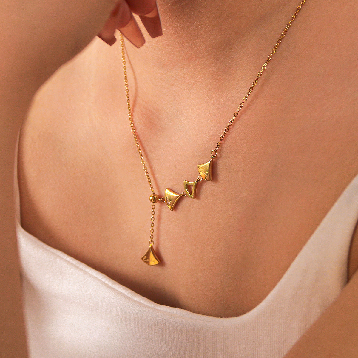 Elegant Fan-Shaped Pendant Necklace for Women in Stainless Steel with 18K Vacuum Plating, Geometric Minimalist Collar Chain Jewelry